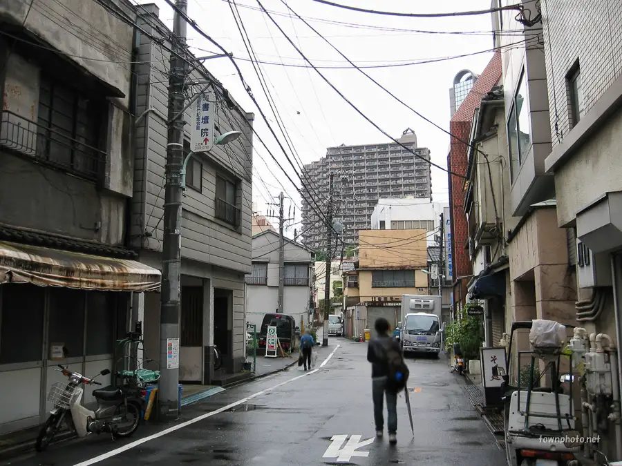 The T-junction reached while heading West, 2008